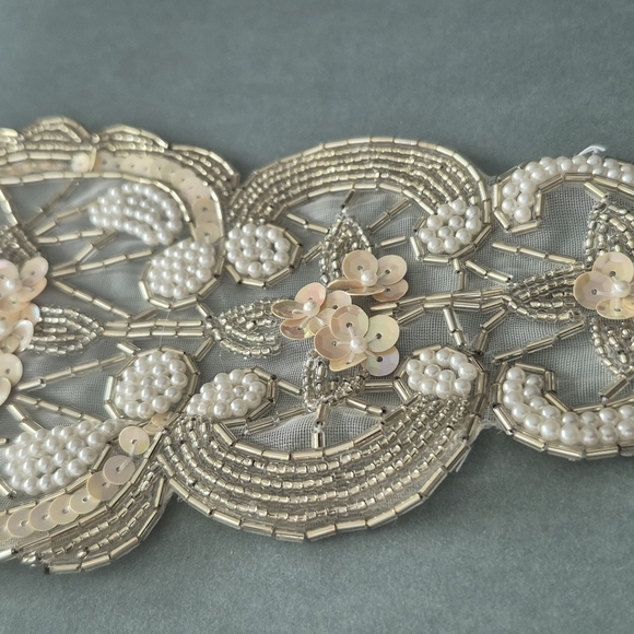 Elegant Gold and Cream Floral Necklace - Picture 3 of 8